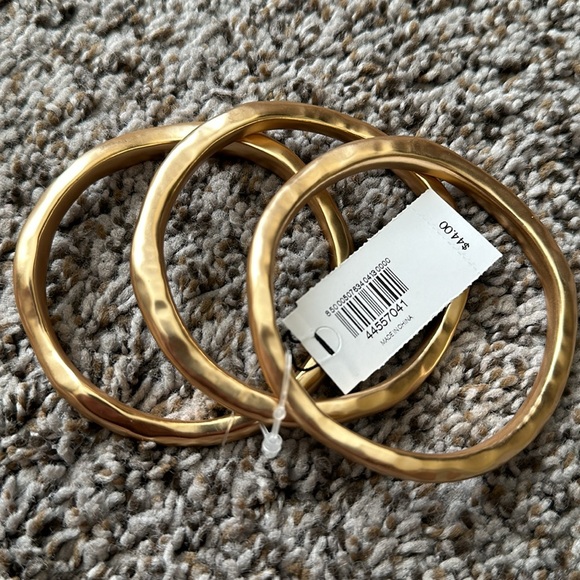 NWT Express Set of 3 Wavy Brushed Gold Bangle Bracelets - Picture 5 of 7